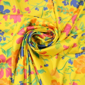 أصفر مشرق مع وردي