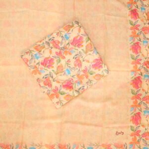 برتقالي فاتح داخل الزهور